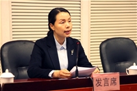 佛坪县委书记李芳做交流发言